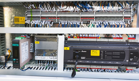 Okleiniarka krawędziowa ze wstępnym frezowaniem, zarabianiem naroży OPTIMAT LOGICA 7, cyklina promieniowa, cyklina płaska (klejowa), system natryskowy, polerka, PUR/EVA