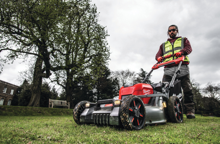 Kosiarka z Napędem 53 cm F2LM53-122 2x Akumulator M18 Forge 18V 12Ah + Szybka ładowarka Milwaukee 4933499213