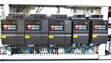 Okleiniarka krawędziowa ze wstępnym frezowaniem, zarabianiem naroży OPTIMAT LOGICA 7, cyklina promieniowa, cyklina płaska (klejowa), system natryskowy, polerka, PUR/EVA