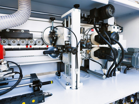 Okleiniarka krawędziowa ze wstępnym frezowaniem, zarabianiem naroży OPTIMAT LOGICA 7, cyklina promieniowa, cyklina płaska (klejowa), system natryskowy, polerka, PUR/EVA