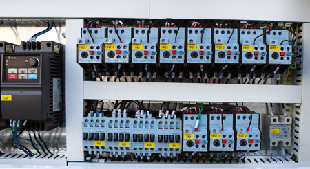 Okleiniarka krawędziowa ze wstępnym frezowaniem, zarabianiem naroży OPTIMAT LOGICA 7, cyklina promieniowa, cyklina płaska (klejowa), system natryskowy, polerka, PUR/EVA