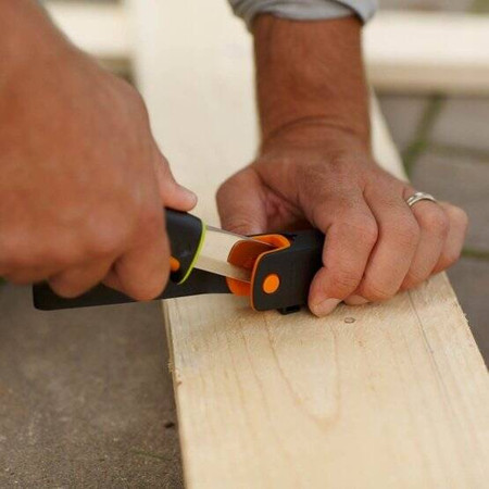 Nóż z ostrzałką  Fiskars 1023619