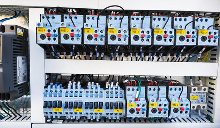 Okleiniarka krawędziowa ze wstępnym frezowaniem, zarabianiem naroży OPTIMAT LOGICA 7, cyklina promieniowa, cyklina płaska (klejowa), system natryskowy, polerka, PUR/EVA
