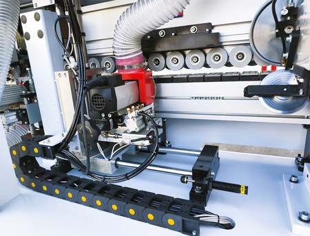 Okleiniarka krawędziowa ze wstępnym frezowaniem, zarabianiem naroży OPTIMAT LOGICA 7, cyklina promieniowa, cyklina płaska (klejowa), system natryskowy, polerka, PUR/EVA