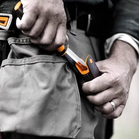 Nóż uniwersalny z ostrzałką 1023618 Fiskars