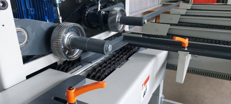 Podajnik do strugarek czterostronnych, okleiniarek OPTIMAT z dwiema gąsienicami - 3300 mm