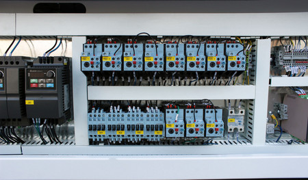 Okleiniarka krawędziowa ze wstępnym frezowaniem OPTIMAT LOGICA 6, cyklina promieniowa, cyklina płaska (klejowa), system natryskowy, polerka, PUR/EVA