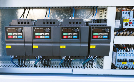 Okleiniarka krawędziowa ze wstępnym frezowaniem OPTIMAT LOGICA 6, cyklina promieniowa, cyklina płaska (klejowa), system natryskowy, polerka, PUR/EVA