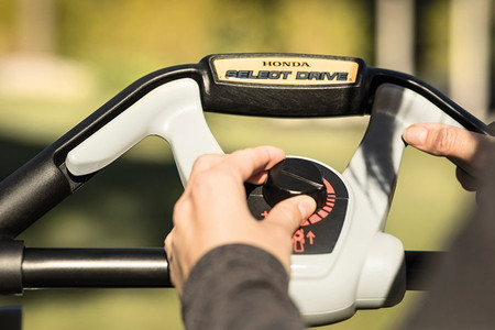 Kosiarka spalinowa 47cm z napędem select drive Honda HRX 476 C2 VYE