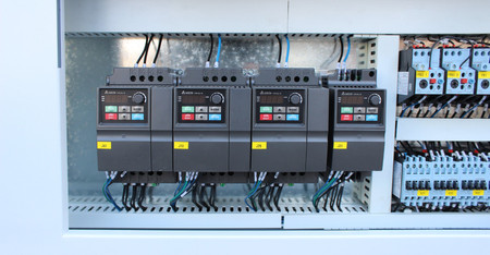 Okleiniarka krawędziowa ze wstępnym frezowaniem OPTIMAT LOGICA 6, cyklina promieniowa, cyklina płaska (klejowa), system natryskowy, polerka, PUR/EVA