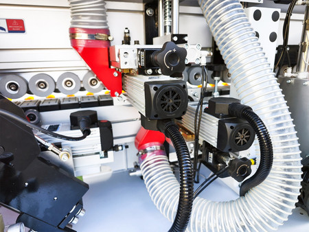 Okleiniarka krawędziowa ze wstępnym frezowaniem, zarabianiem naroży OPTIMAT LOGICA 7, cyklina promieniowa, cyklina płaska (klejowa), system natryskowy, polerka, PUR/EVA