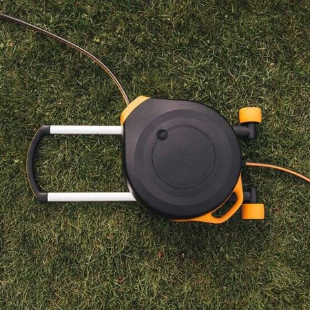 Automatyczny bęben z wężem X-Series XL, z kółkami  FISKARS 1067548
