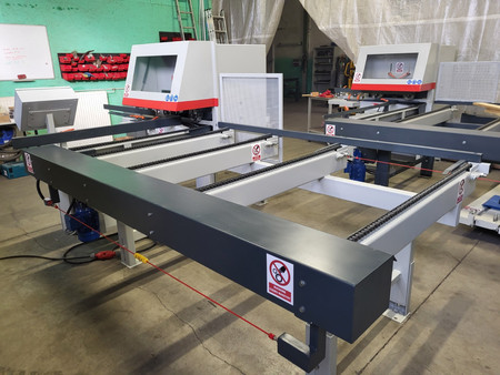 Podajnik do strugarek czterostronnych, okleiniarek OPTIMAT z dwiema gąsienicami - 3300 mm